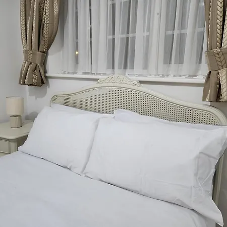 Elmdon House With 4 Spacious Bedrooms To Choose