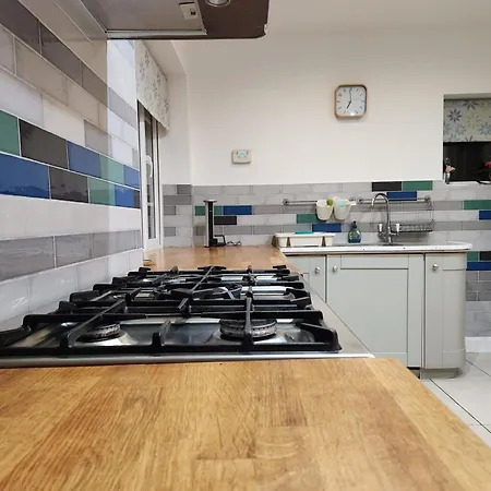 Elmdon House With 4 Spacious Bedrooms To Choose Rum i privatbostad Birmingham