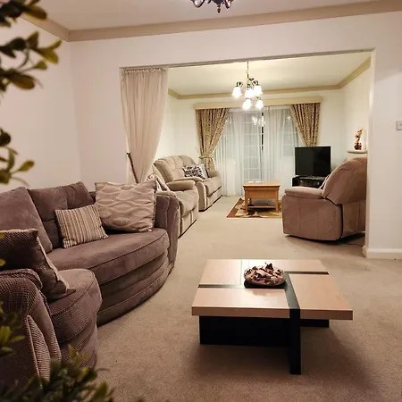 Rum i privatbostad Elmdon House With 4 Spacious Bedrooms To Choose *