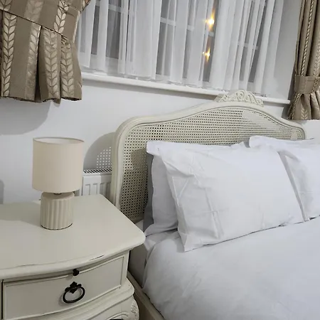 Elmdon House With 4 Spacious Bedrooms To Choose