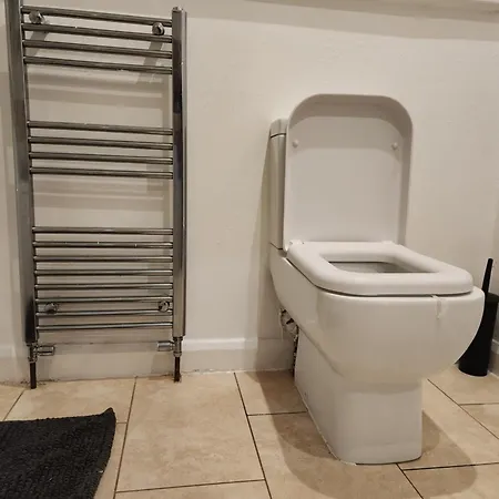 Elmdon House With 4 Spacious Bedrooms To Choose