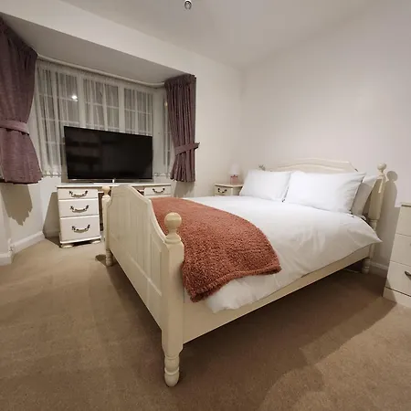Elmdon House With 4 Spacious Bedrooms To Choose * Birmingham