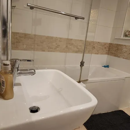 Rum i privatbostad Elmdon House With 4 Spacious Bedrooms To Choose