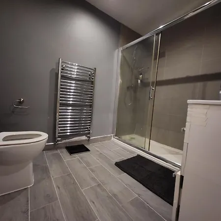 Elmdon House With 4 Spacious Bedrooms To Choose *