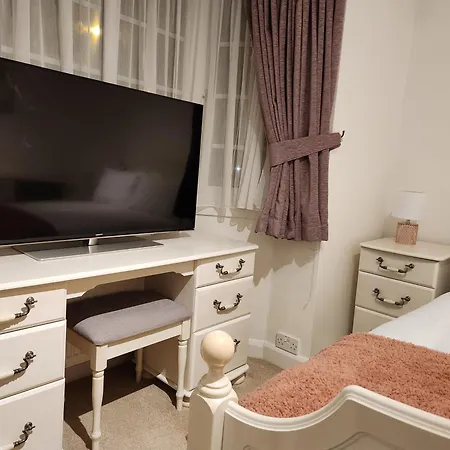 Elmdon House With 4 Spacious Bedrooms To Choose